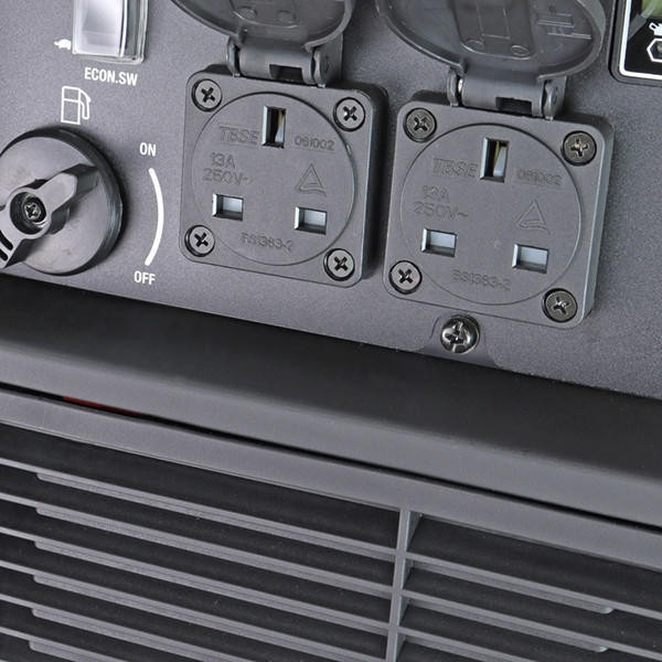 Hyundai 3200W / 3.2 kW Petrol Inverter Generator, Remote Keyfob & Electric Start, Wheel Kit & Closed Case Design | HY3200SEi