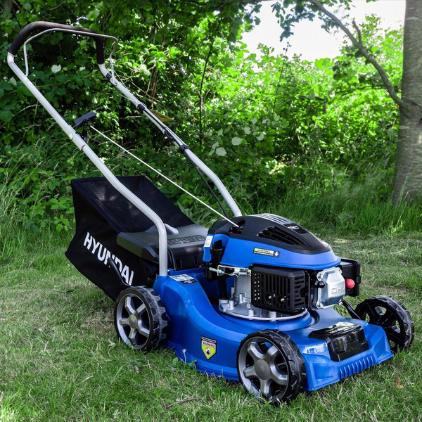 Hyundai 16 / 40cm Cut Lightweight Petrol Push Lawnmower And Extras