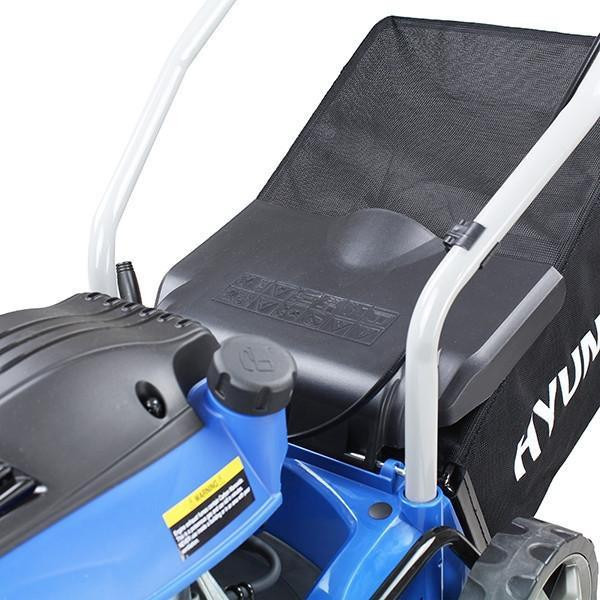 Hyundai 16 / 40cm Cut Lightweight Petrol Push Lawnmower And Extras