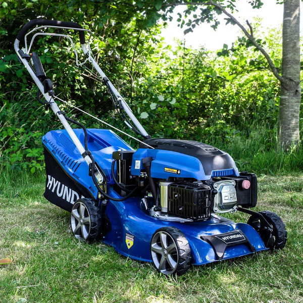 Hyundai 17 / 43cm 139cc Electric Start Self Propelled Petrol Lawnmower And Extras