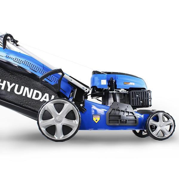 Hyundai 18 / 46cm Cut 139cc Petrol Self Propelled Mulching Lawnmower And Extras