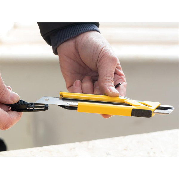 STANLEY® STA010266 Hand Tools Self-Locking Snap-Off Knife 18mm